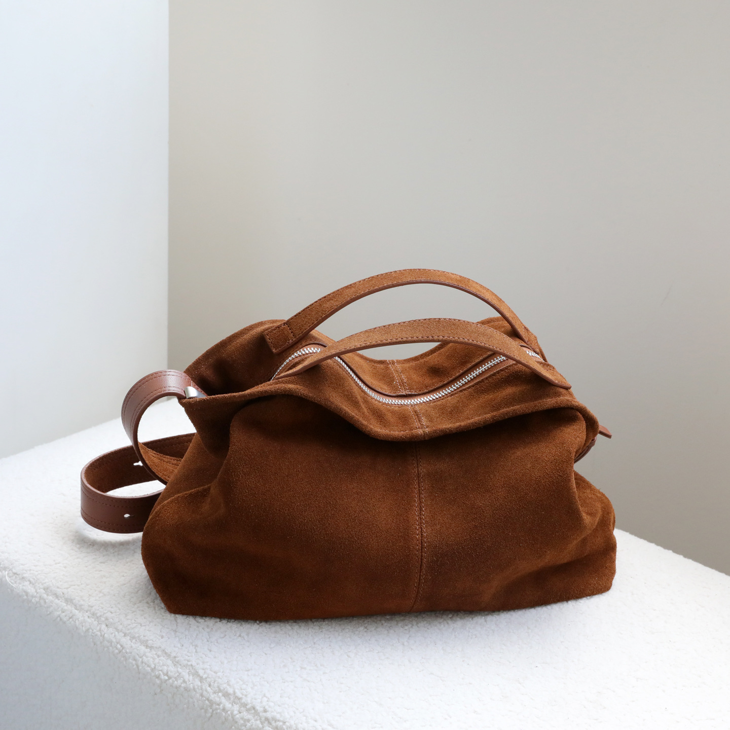 حقائب يد من الجلد الطبيعي من ج - مراجعة Hobo Bag Slouchy وسعره