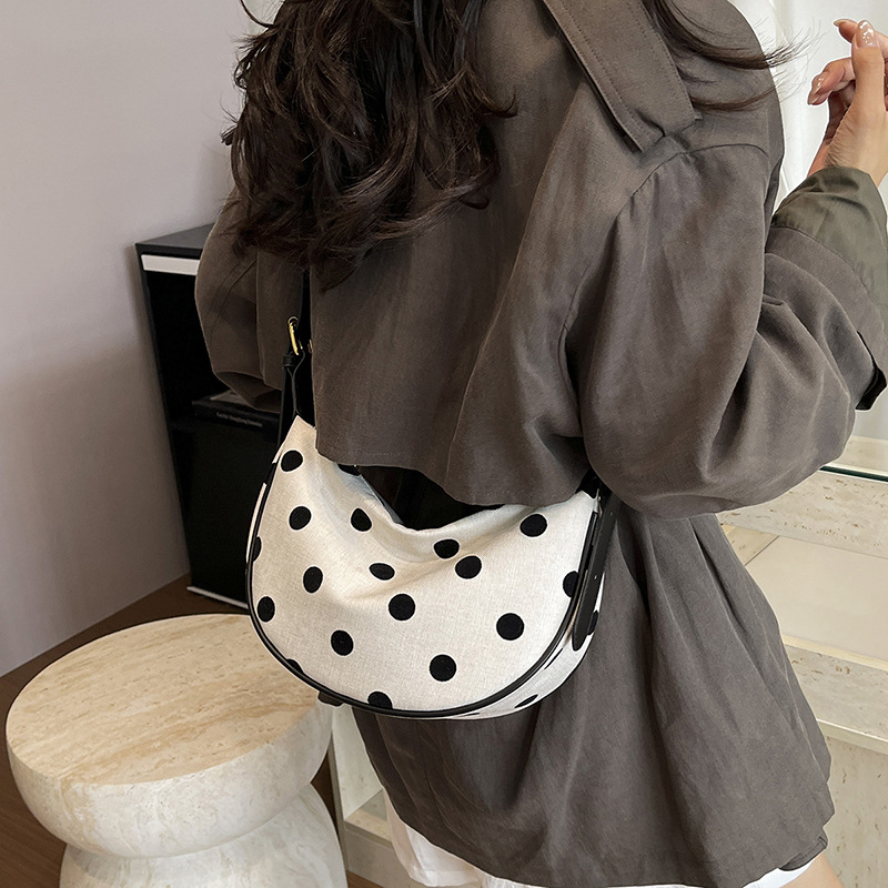 حقيبة نسائية منقطة بتصميم هوبو - مراجعة Hobo Bag Slouchy وسعره