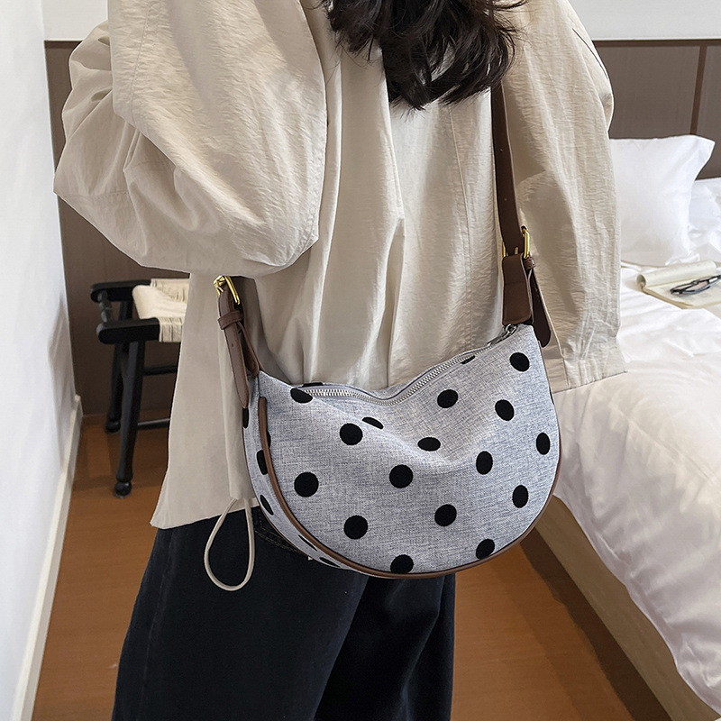 حقيبة نسائية منقطة بتصميم هوبو - مراجعة Hobo Bag Slouchy وسعره
