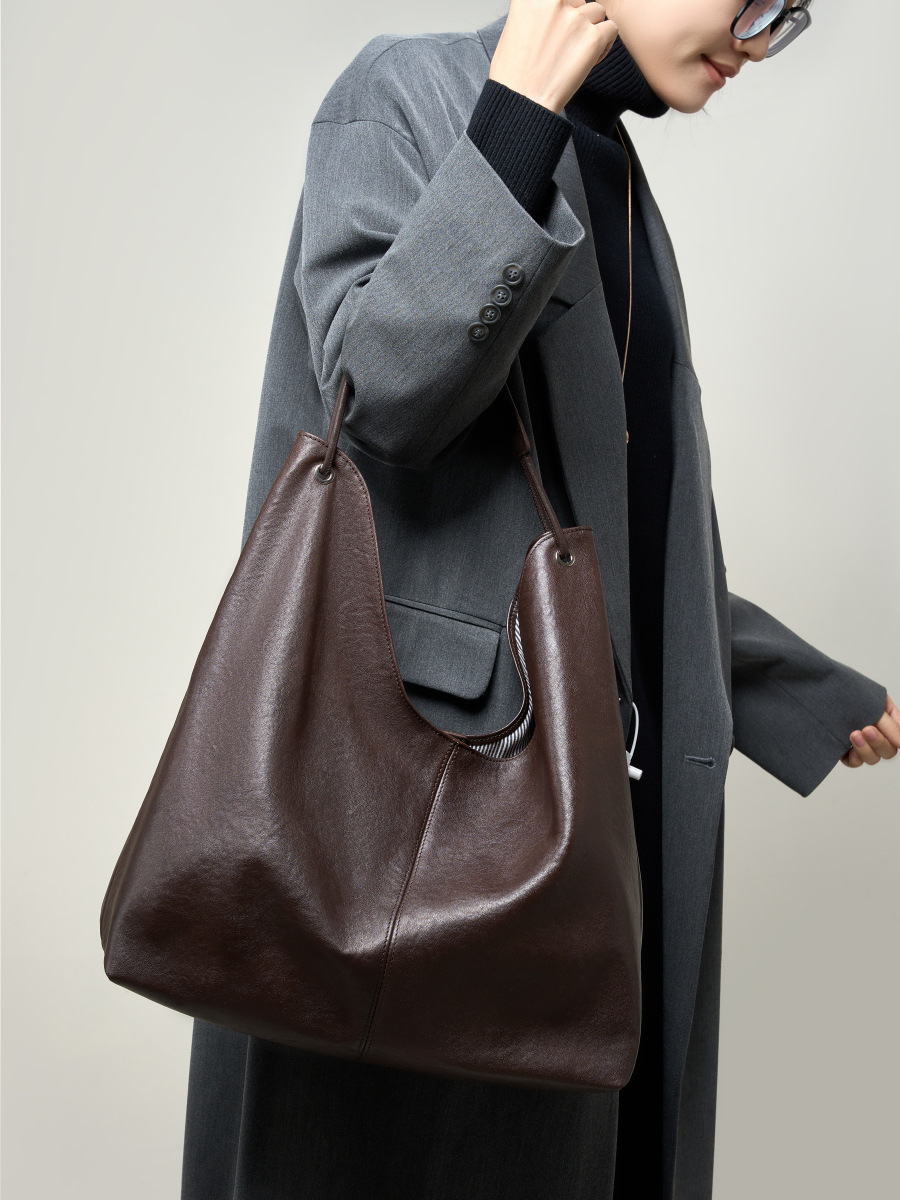 حقائب يد فاخرة من الجلد الطبيع - مراجعة Hobo Bag Slouchy وسعره